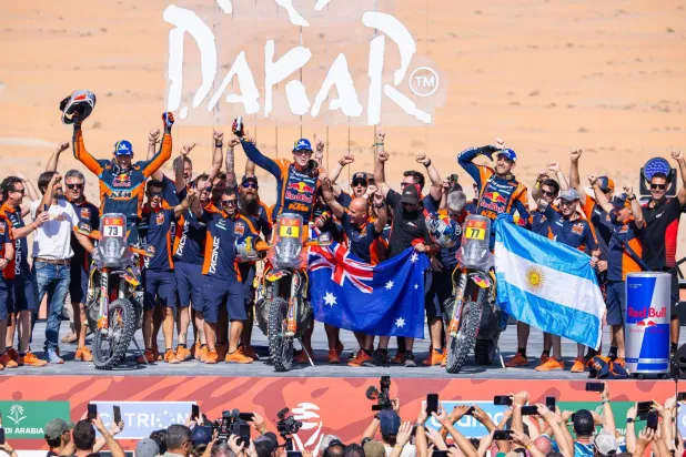 الأسترالي ساندرز يحتفل مع فريقه بفوزه بلقب الدراجات النارية (رالي داكار)