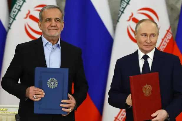 Rusya Devlet Başkanı Vladimir Putin ve İran Devlet Başkanı Mesud Pezeşkiyan, 17 Ocak 2025'te  Kremlin'de düzenlenen imza töreninde (AP)