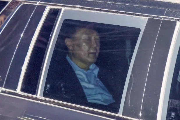 Devrik Güney Kore Devlet Başkanı Yoon Seok-yeol tutuklanmasının ardından arabada görünüyor (DPA)