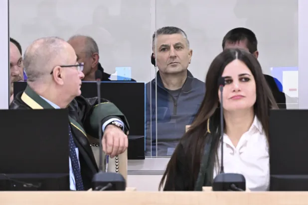 قادة أرمن انفصاليون لجيب كاراباخ في المحكمة (إ.ب.أ)