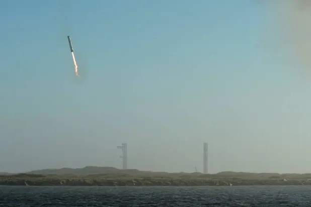 صاروخ الدفع الخاص بـ«ستارشيب» في سماء براونزفيل بولاية تكساس الأميركية (رويترز)