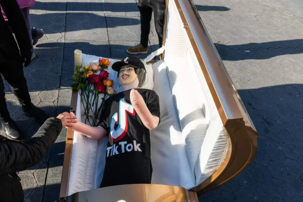 الفنان الكوميدي زاك سيج أقام جنازة وهمية لتطبيق «تيك توك» وشجع رواد المتنزهات على توديعه (أ.ف.ب)