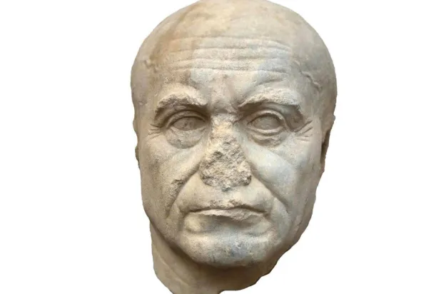 الرأس المكتشف في الإسكندرية من العصر البطلمي (وزارة السياحة والآثار)