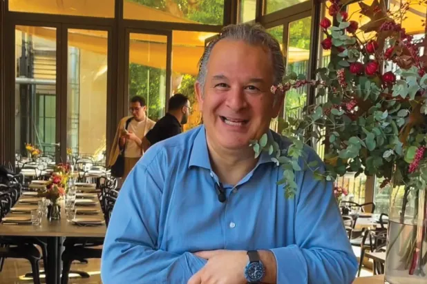 الشيف حسين حديد يوقّع أطباق المتحف (إنستغرام)