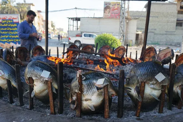 الطريقة التقليدية لطهي سمك المسكوف (أ.ف.ب)