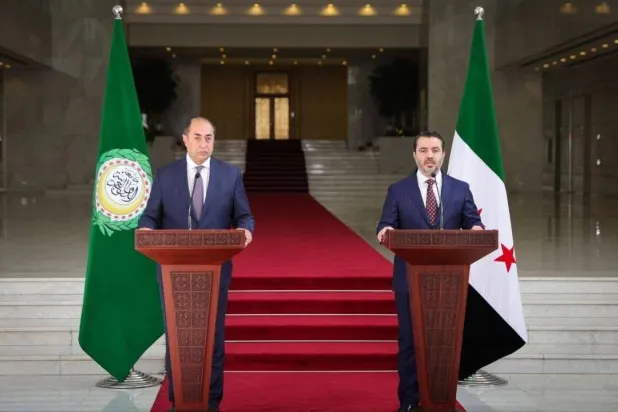 أسعد الشيباني وحسام زكي خلال المؤتمر الصحافي بدمشق (وكالة الأنباء السورية)