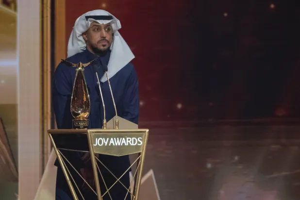 سالم الدوسري تسلّم جائزة الرياضي المفضل (موسم الرياض)