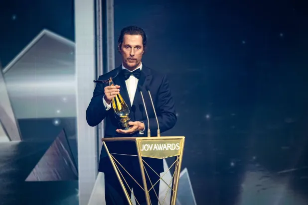 الأميركي ماثيو ماكونهي يحمل «جائزة شخصية العام» خلال حفل «جوي أووردز» (موسم الرياض)