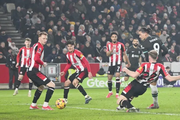 نونيز يسدد ويهز شباك برنتفورد بهدفه الأول (أ.ف.ب)