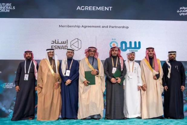 صورة جماعية بعد توقيع الاتفاقية بين شركتي «إسناد» و«سمة» (منصة «إكس»)