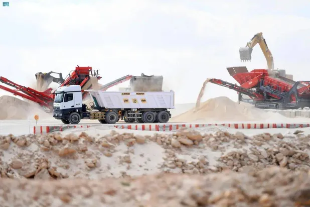 معدات ضخمة أثناء عمليات استخراج الفوسفات في منطقة «وعد الشمال» (واس)