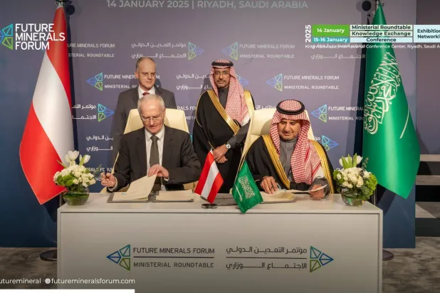 نائب وزير الصناعة والثروة المعدنية خالد المديفر وهولنشتاير خلال توقيع مذكرة التفاهم (الشرق الأوسط)