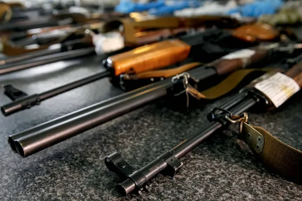 أسلحة صومالية بعد ضبطها لدى عناصر من حركة «الشباب» (متداولة)