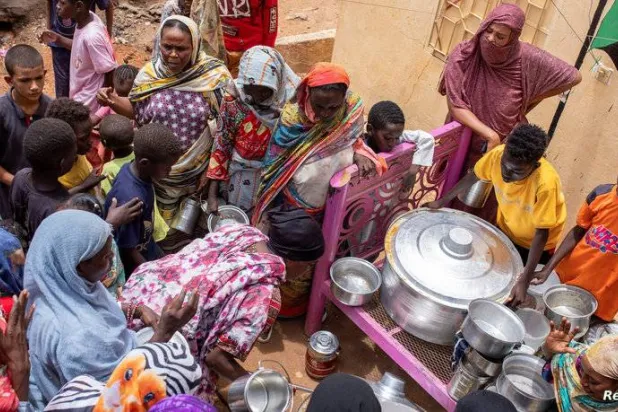 من مشاهد المعاناة في السودان (رويترز)