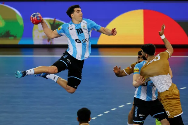 منتخب الأرجنتين هزم البحرين بفارق هدف وتأهل للدور الرئيسي لمونديال اليد (رويترز)