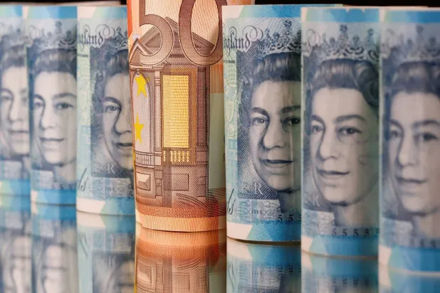 أوراق نقدية من الجنيه الإسترليني واليورو (رويترز)