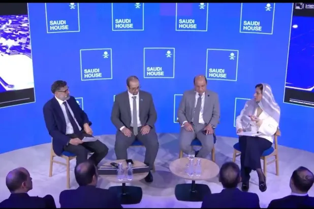 جانب من الجلسة الأولى لـ«البيت السعودي» في «دافوس 2025» (منصة إكس)