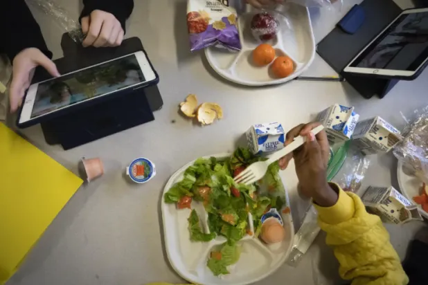 إقناع الأطفال بتناول الخضراوات والفاكهة أمر صعب ومرهق (أ.ب)