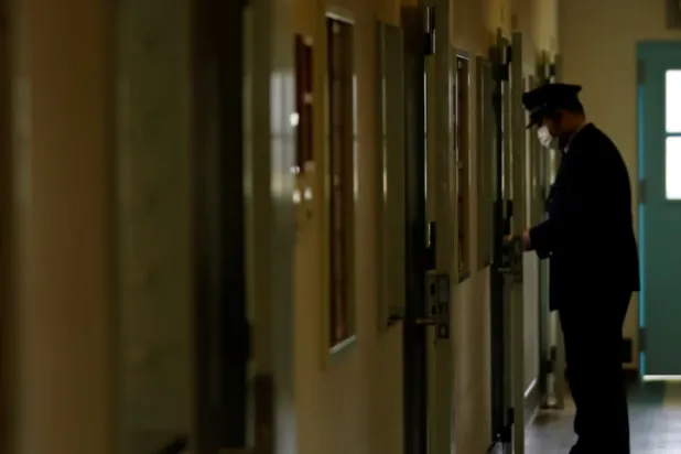 حارس سجن باليابان يقف في أحد الأقسام المخصصة للسجناء من كبار السن (رويترز)