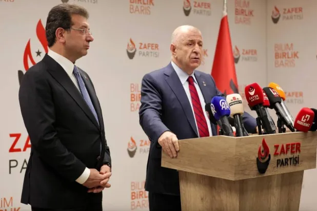 رئيس بلدية إسطنبول أكرم إمام أوغلو ورئيس حزب «النصر» أوميت أوزداغ يخضعان للتحقيق بتهمتي التهديد وإهانة إردوغان (موقع حزب النصر)