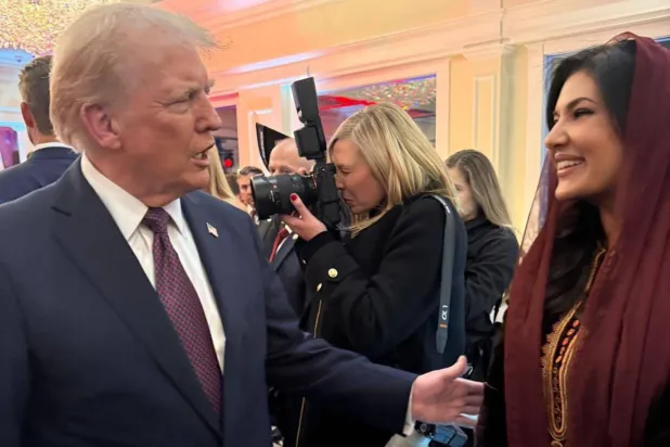 الرئيس ترمب في حديث ودي مع الأميرة ريما بنت بندر خلال حفل تنصيبه (السفارة السعودية بواشنطن)