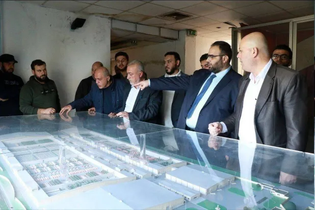 وزير الاقتصاد باسل عبد الحنان ومحافظ اللاذقية يجريان جولة على عدة منشآت صناعية نسيجية يوم الاثنين (سانا)

