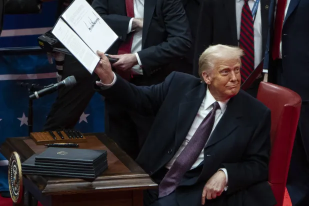 ترمب يعرض أمراً تنفيذياً وقّعه خلال حدث استعراض تنصيب الرئاسة في صالة «كابيتال وان أرينا» (د.ب.أ)