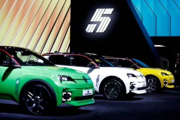 سيارات «رينو» الكهربائية في معرض باريس للسيارات 2024 (رويترز)