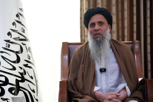 هذه الصورة التي تم توزيعها في 21 يناير 2025 ونشرتها وزارة الخارجية الأفغانية تظهر المقاتل الأفغاني خان محمد الذي سُجن في أميركا وأُطلق سراحه مقابل مواطنين أميركيين في كابل. قالت حكومة «طالبان» في 21 يناير إنها أطلقت سراح مواطنين أميركيين من السجن مقابل مقاتل أفغاني محتجز في الولايات المتحدة في صفقة توسطت فيها قطر (أ.ف.ب)