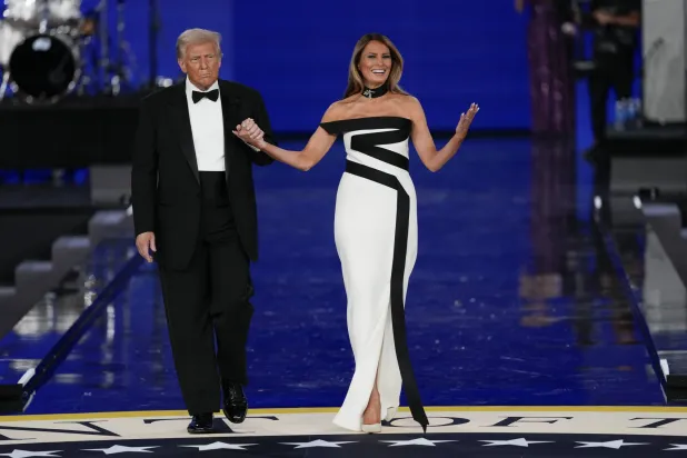 ميلانيا مع دونالد ترمب في حفل التنصيب المسائي ظهرت فيه بفستان أنثوي كشف عن قوام عارضة أزياء سوبر (أ.ب)