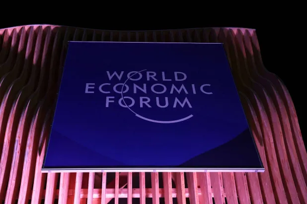شعار «المنتدى الاقتصادي العالمي» خارج مركز المؤتمرات في دافوس (رويترز)