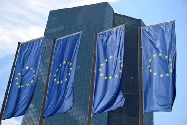 أعلام الاتحاد الأوروبي ترفرف أمام مقر البنك المركزي في فرانكفورت (رويترز)
