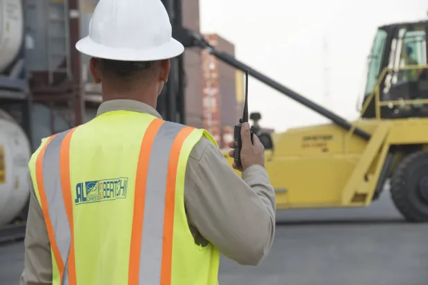 أحد العاملين في شركة «الدريس» يؤدي مهام عمله (موقع الشركة)