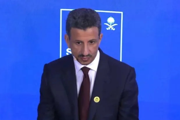 وزير السياحة السعودي أحمد الخطيب متحدثاً في «دافوس 2025»... (الشرق الأوسط)