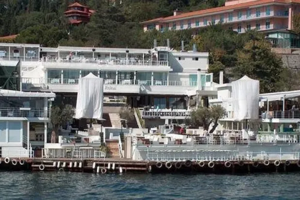 نادي «رينا» الليلي قبل هدمه في مايو 2017 بعد 5 أشهر من الهجوم الإرهابي عليه (أرشيفية)