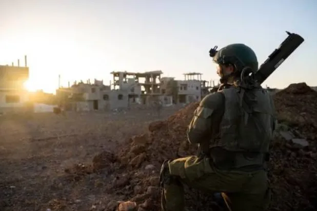 جندي إسرائيلي خلال العملية البرية ضد «حماس» في غزة (رويترز)