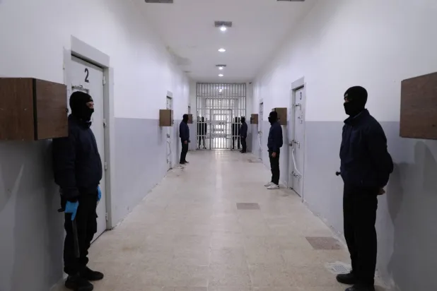 حراس يظهرون داخل سجن في الحسكة السورية (رويترز)