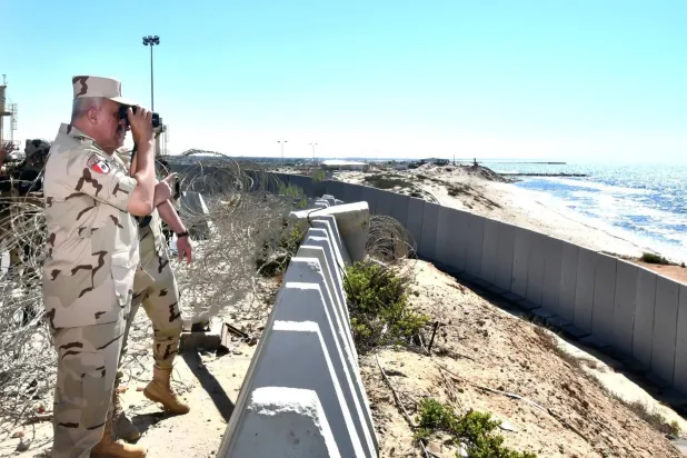رئيس أركان القوات المسلحة المصرية يتفقد الوضع الأمني على الحدود مع قطاع غزة في سبتمبر الماضي (المتحدث العسكري)
