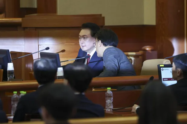 الرئيس الكوري الجنوبي المعزول يون سوك يول يظهر خلال الجلسة الثالثة لمحاكمته (إ.ب.أ)