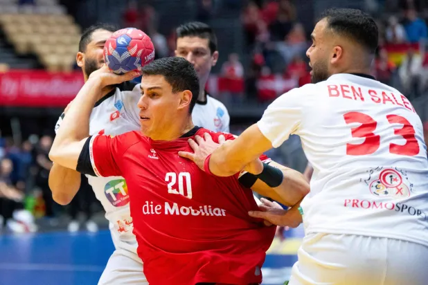 لوكا ماروس نجم منتخب سويسرا يسجل في مرمى تونس في مونديال اليد (أ.ف.ب)