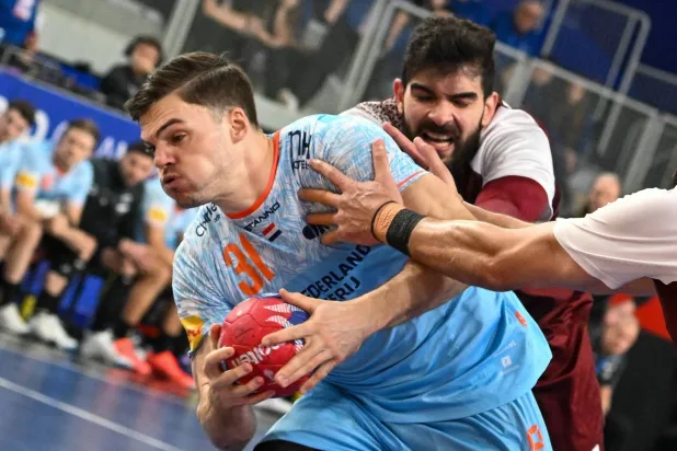 هولندا حولت تراجعها أمام قطر لفوز عصيب في مونديال اليد (إ.ب.أ)