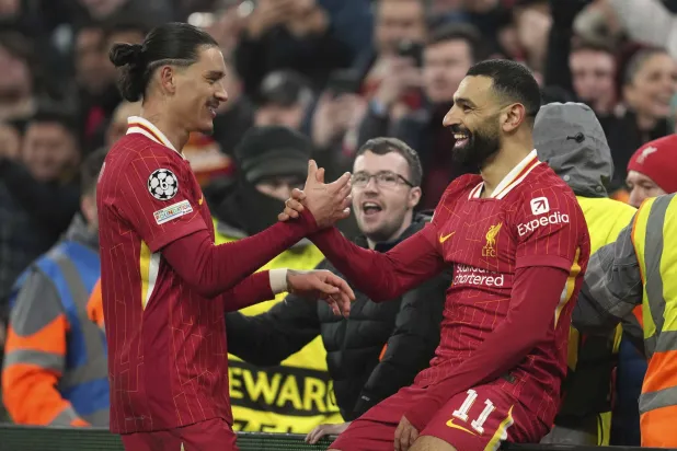 محمد صلاح يحتفل بهدفه في ليل رفقة زميله داروين نونيز (أ.ب)