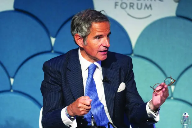 
غروسي يتحدث أمام مؤتمر دافوس أمس (د.ب.أ)