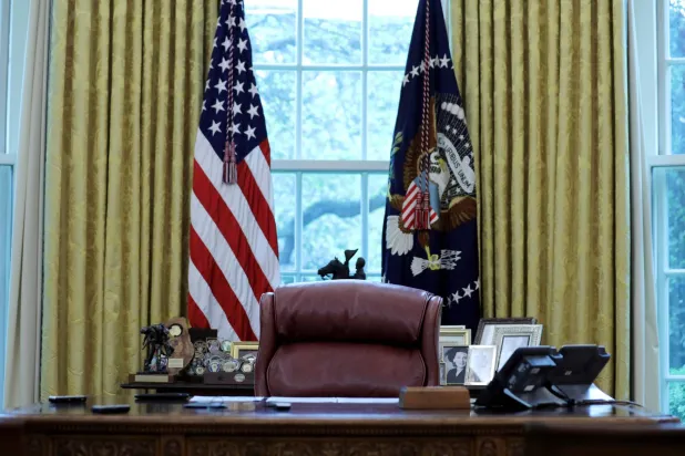 المكتب البيضاوي حيث وجد ترمب رسالة بايدن المكتوبة بخط اليد (أرشيفية - رويترز)