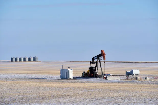 مضخة نفط بالقرب من كلاريشولم في ألبرتا بكندا (رويترز)