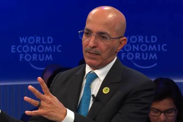 وزير المالية السعودي محمد الجدعان متحدثاً في «دافوس 2025» (الشرق الأوسط)