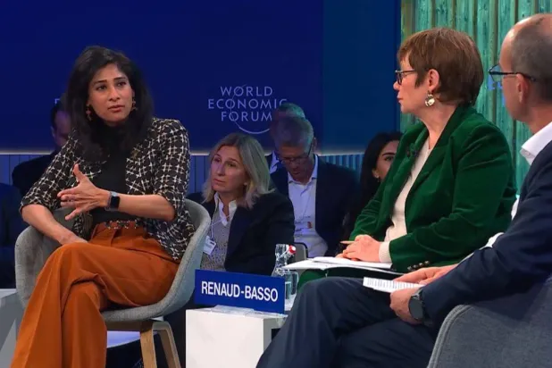 النائبة الأولى للمديرة العامة لصندوق النقد الدولي غيتا غوبيناث خلال جلسة حوارية في المنتدى الاقتصادي العالمي في دافوس (الشرق الأوسط)