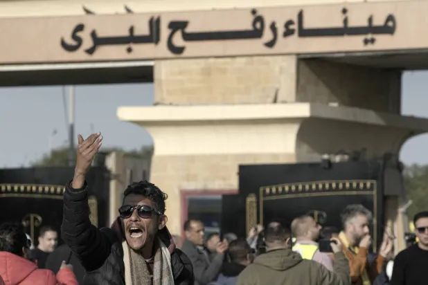 رجل أمن على بوابة معبر رفح من الجانب المصري (أ.ب)