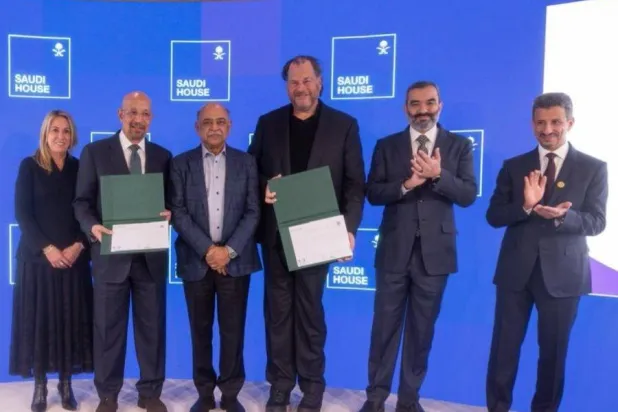 صورة جماعية بعد إعلان افتتاح المقر الإقليمي لـ«سيلزفورس» الأميركية بالرياض (منصة إكس)