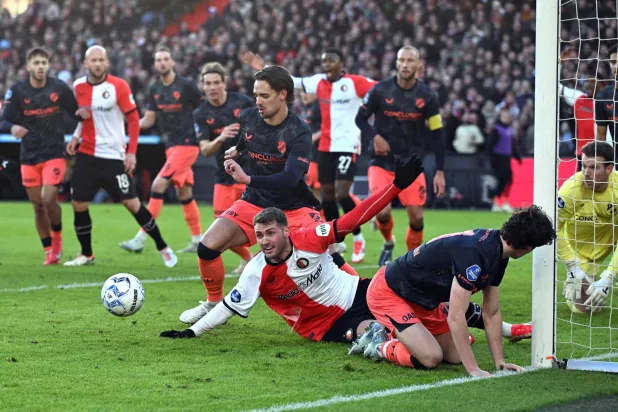 منعت السلطات الفرنسية جماهير فينورد من السفر إلى ليل لحضور مباراة الجولة الأخيرة (أ.ف.ب)